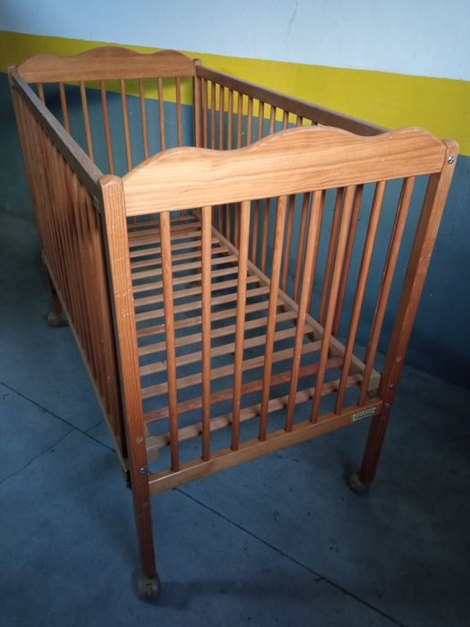 Cama  de bebe marca Trama