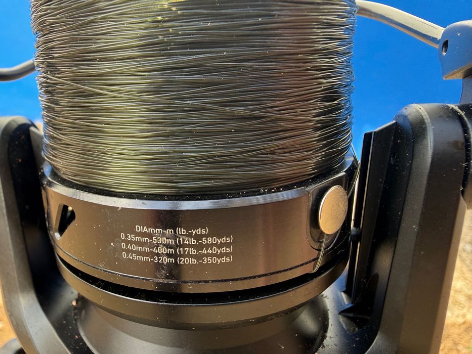 Conjunto cana mais carreto carpfishing da Daiwa.