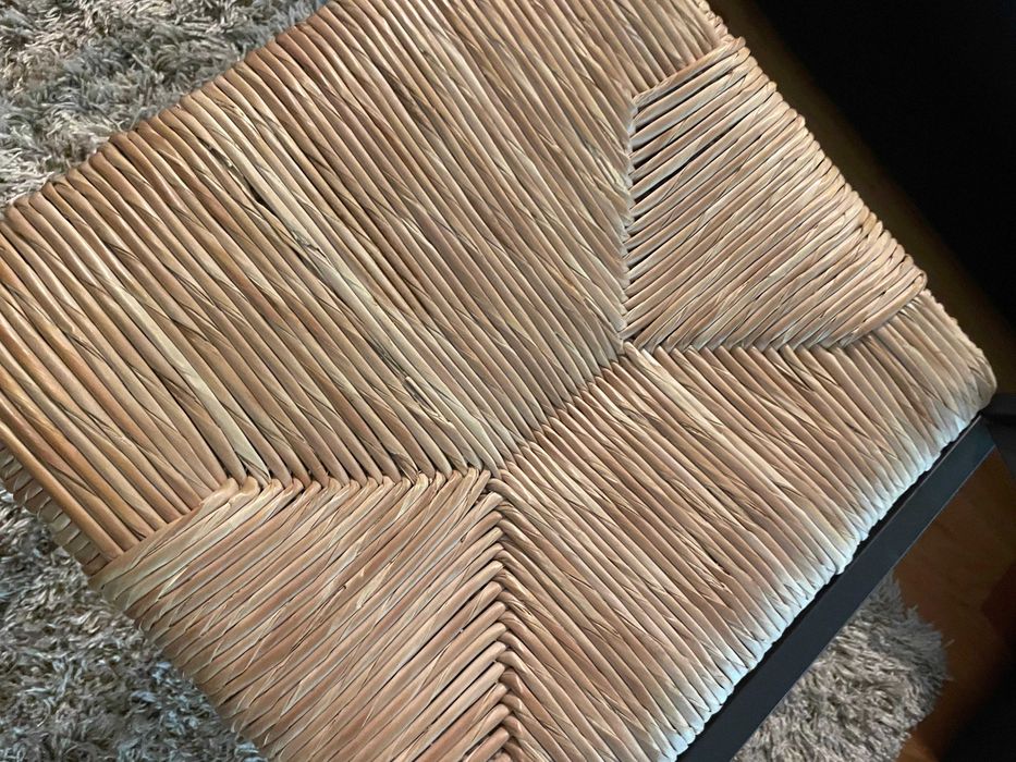8 cadeiras de jantar IKEA Granas com estrutura de metal preto e assento de vime natural