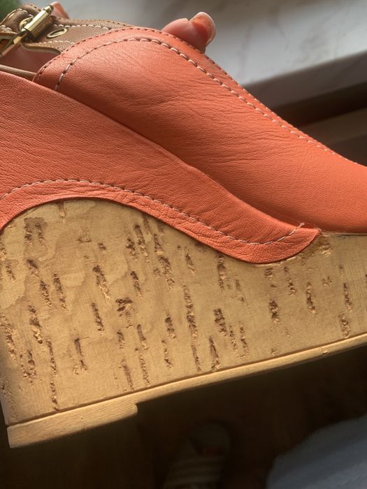 Sandałki na koturnie skóra koralowe