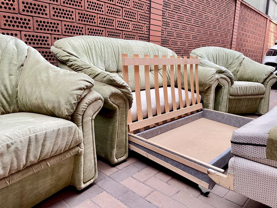 Комлект  мʼяких меблів виробництва Німеччина: диван та 2 крісла