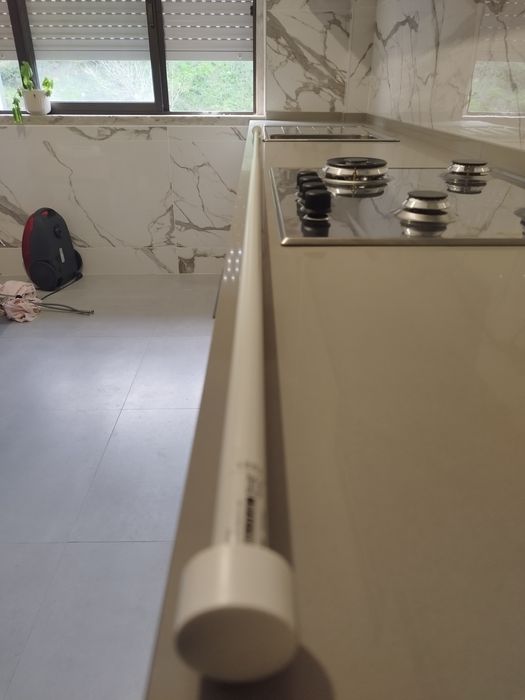 3 prateleiras novas para armários mais varão de cortinado