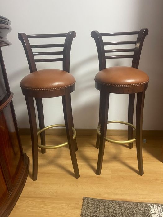 Bar, sofás e cadeiras em perfeito estado