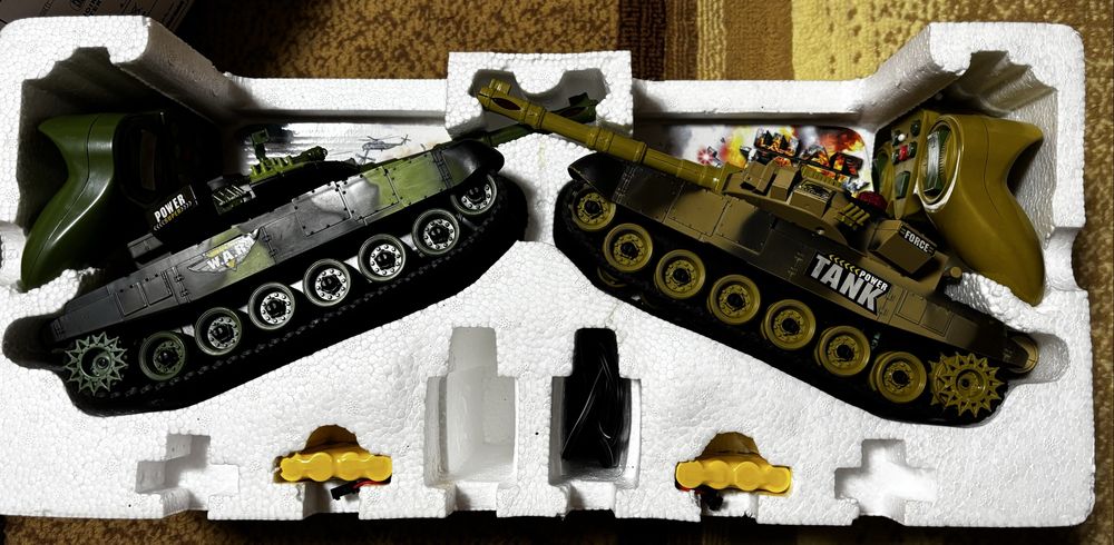 Продам іграшки танки