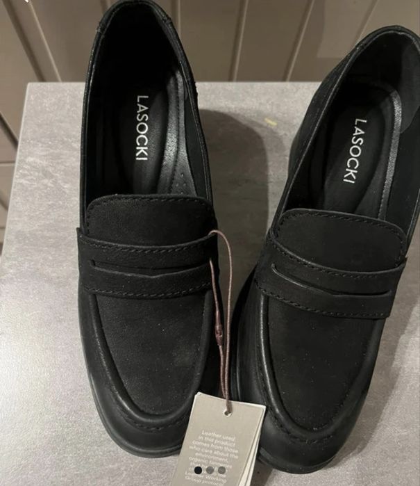 Loafersy CCC skórzane na obcasie rozm. 36 nowe