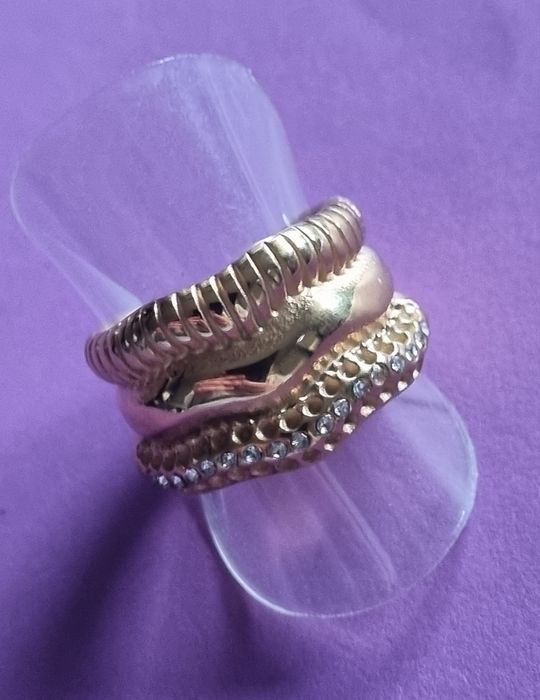 Anel dourado, em aço inoxidável, com zirconias. T17