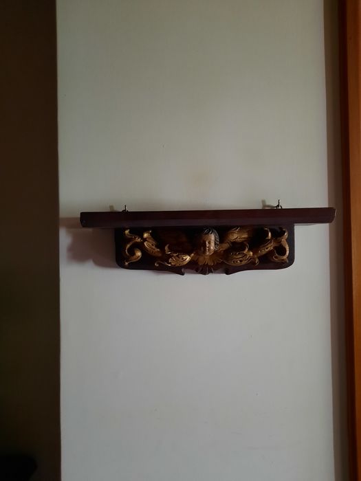 Prateleira antiga em madeira  entalhada com  querubim dourado