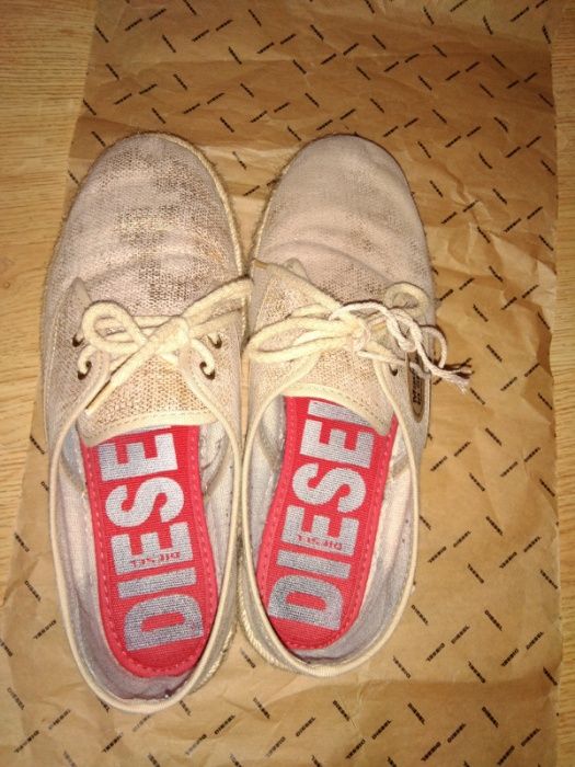 Ténis Diesel dourados corda tamanho 39