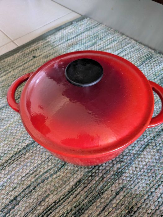 Tachos vermelhos de ferro