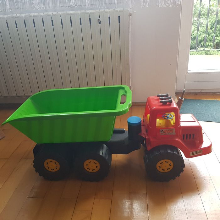 Duży samochód wywrotka