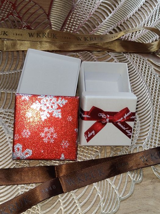 Markowe dwa pudełka prezentowe na biżuterię pierścionek pudełko