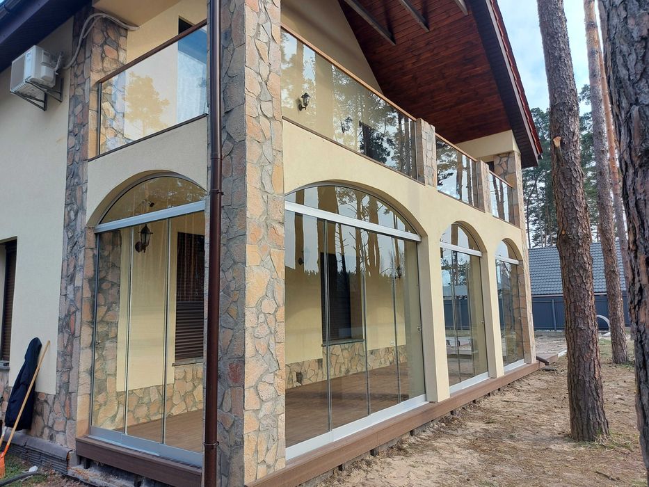 Безрамне скління альтанок та веранд від виробника. Якісно та надійно.