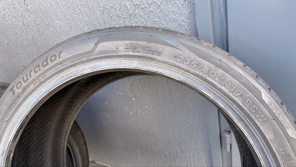 Шини б/у 235/40 r19 літо  (стан нових 24рік)
