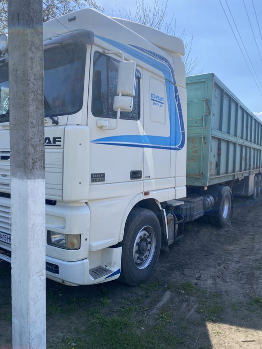 Тягач з напівпричепом зерновозом