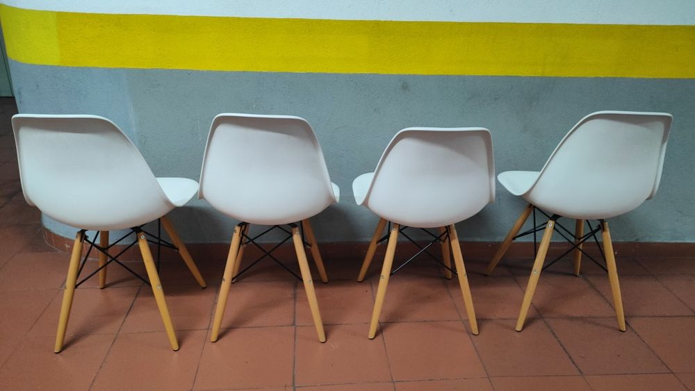 Conjunto 4 Cadeiras de Jantar em ótimo estado- Design Escandinavo - Pernas de Madeira  - 4 almofadas  em couro sintético com anti derrapante incluídas