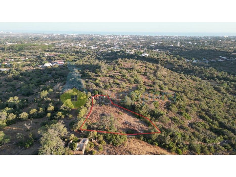 Terreno com ruina para venda na zona do Cotovio, Ferreiras, Albufeira