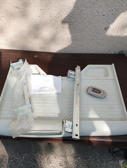 Поличка під клавіатуру