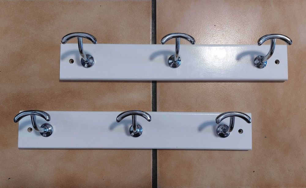 Dois cabides de 3 crochets
