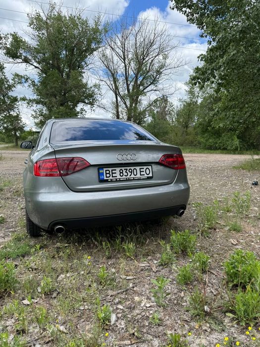 Ауді а4 б8  гарному стані
