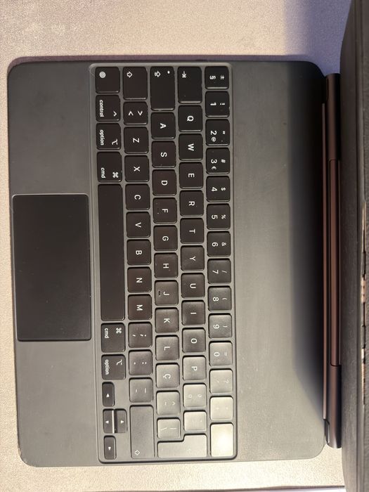 iPad Pro 12.9” 4.ª geração + Magic Keyboard