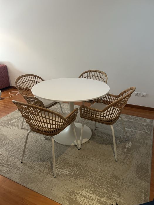 Mesa redonda com cadeiras