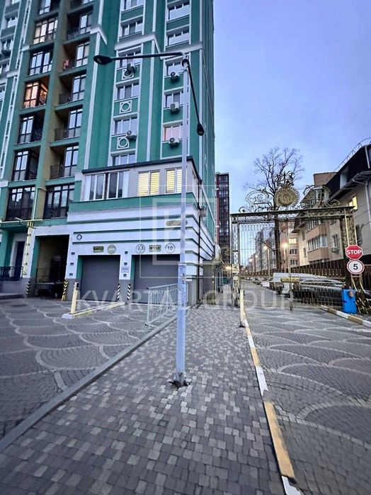 Продаж паркомісця в підземному паргінгу Версаль Парк