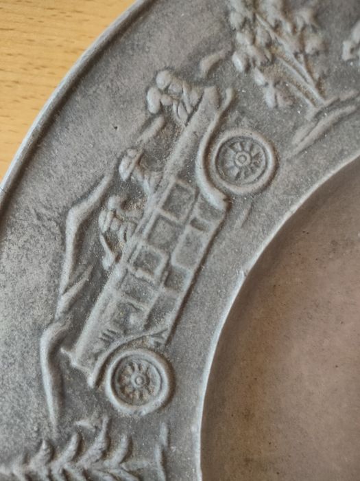 Prato antigo em estanho da Mercedes Benz.