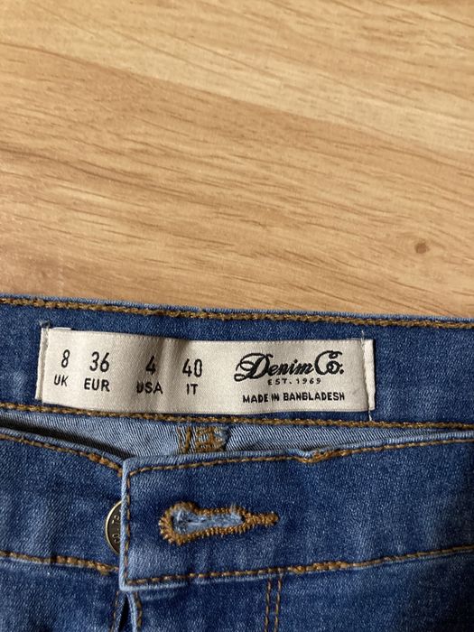 Jeansy z dziurami Denim Co