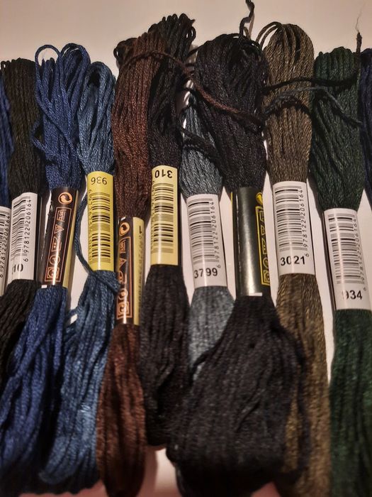 20 meadas de fio para bordados, ponto cruz e costura.