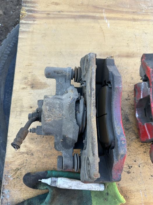 Супорт передний левый правый мазда 3 5 6