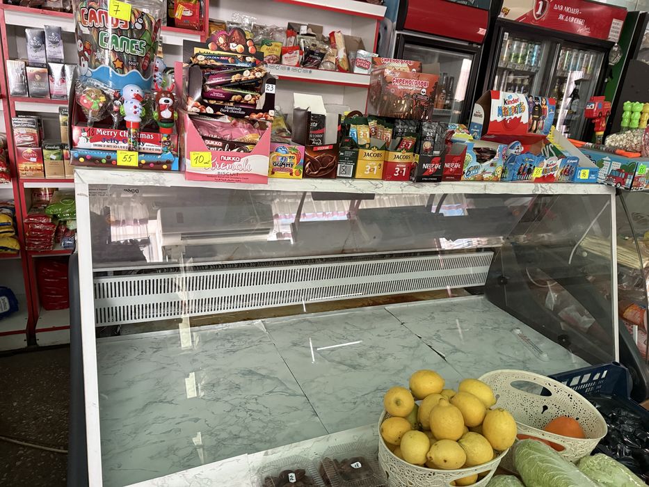 Холодина вітрина під склом