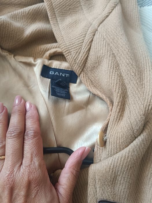 Casaco beige marca gant com capuz