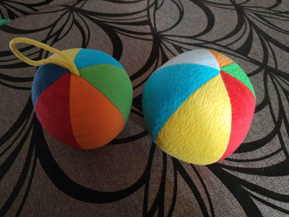 Мягкие, торохтят[набор] мячики и кубик.