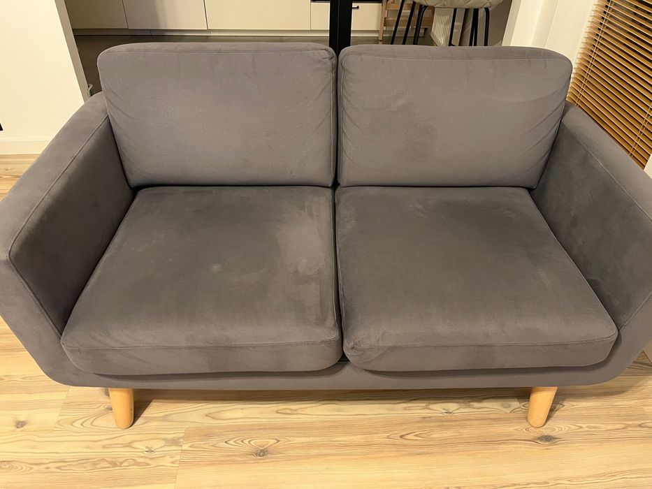 Szara skandynawska sofa 2 osobowa