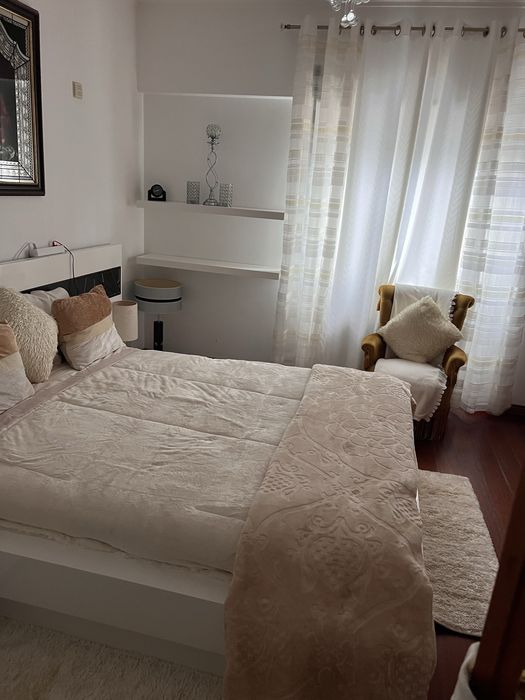 Quarto mobilado com WC privativo