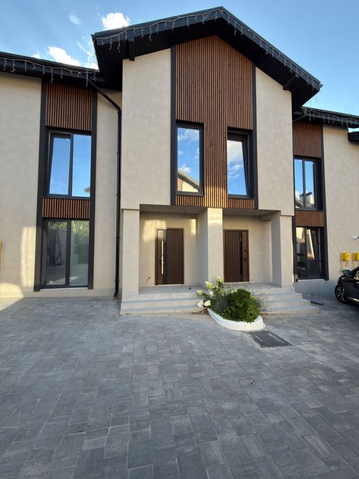Продам таунхаус 100 м² в Ірпені на вул. Мечникова — $108 000. Закрите КМ, центральні комунікації, поруч парк Незнайка та школа №17.