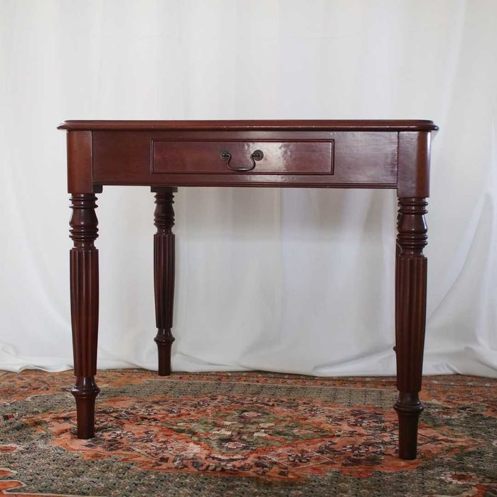 Mesa de jogo vintage em madeira maciça com gaveta