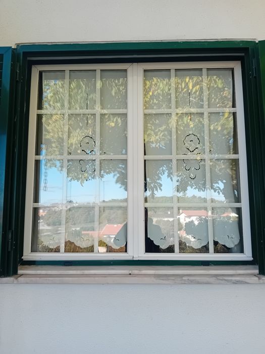 Janelas e portas em alumínio branco