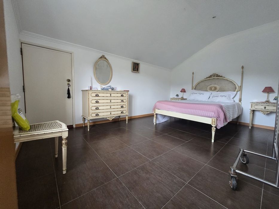 Cama e mobília de quarto
