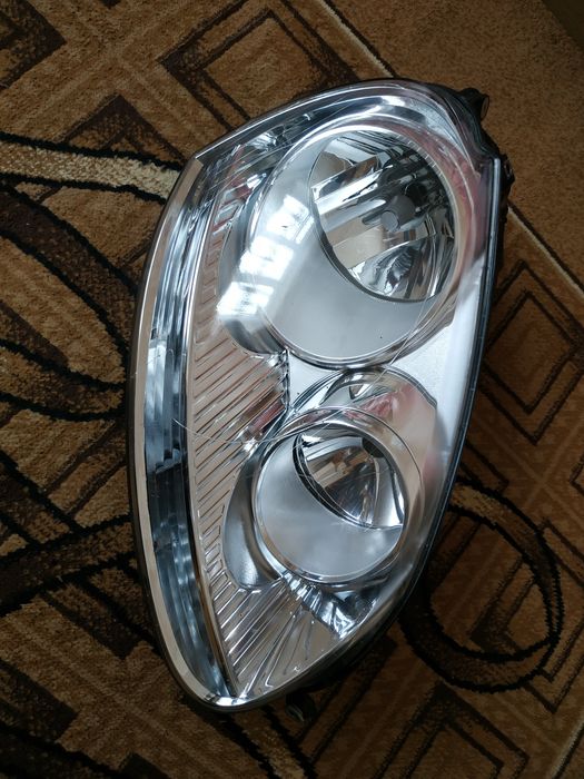 Продам праву фару Volkswagen golf 5