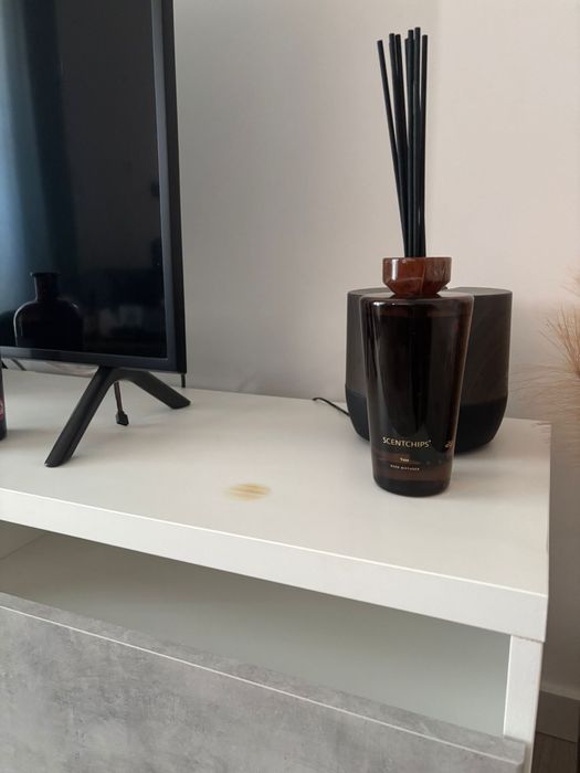 Movel tv Ikea Branco com pes metalicos