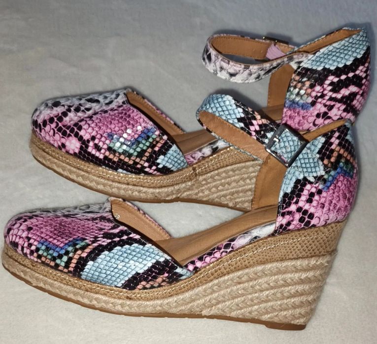 Buty na koturnie,  na obcasie.