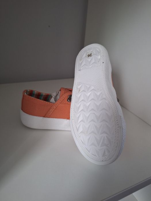 Trampki wsuwane r. 26 Reserved nowe