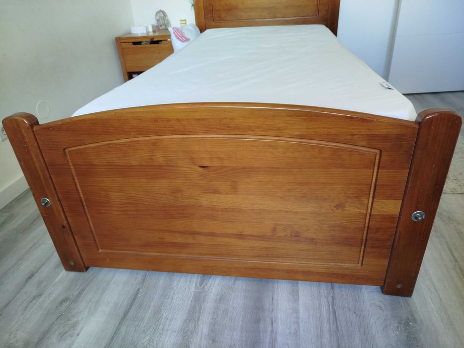 Vendo cama em madeira com colchão - 90cmX200cm