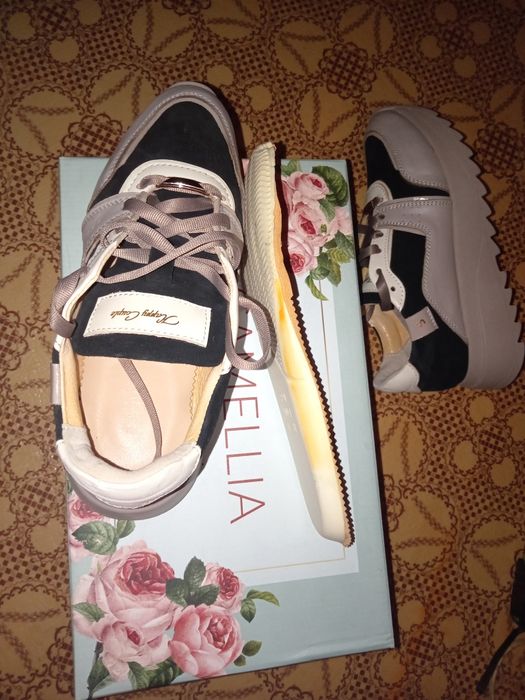 Кроссовки женские