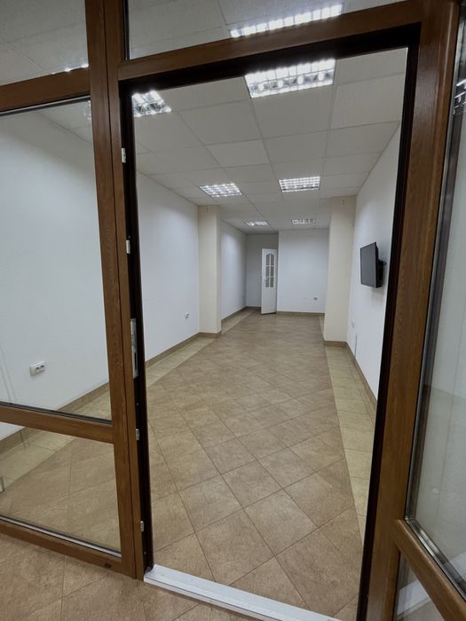 Продам або здам в орендутрьохповерхове комерційне приміщення