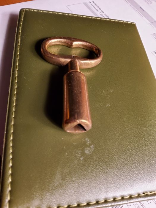 Klucz do zegara mosiężny.