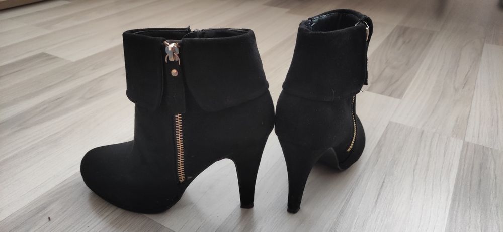 Buty zamszowe na zamek r. 37