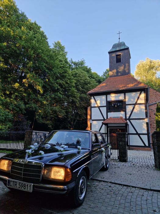 Czarny Mercedes w123