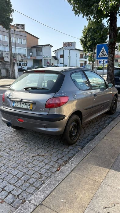 Peugeot 206  163.000 km  5 lugares. foto 3